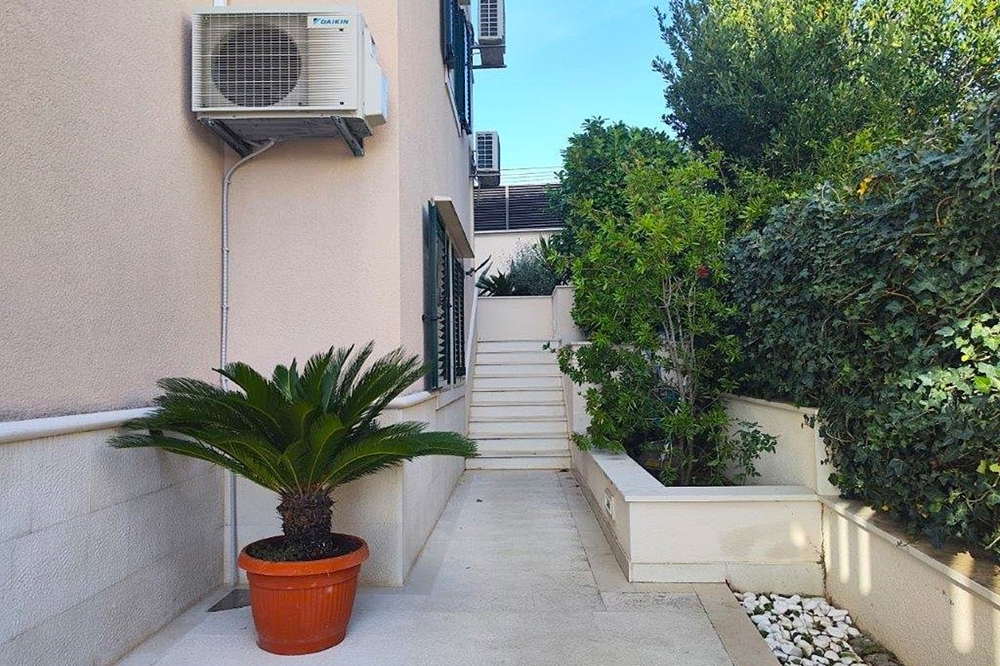 Außenbereich mit Zugang, Treppe und gepflegtem Garten