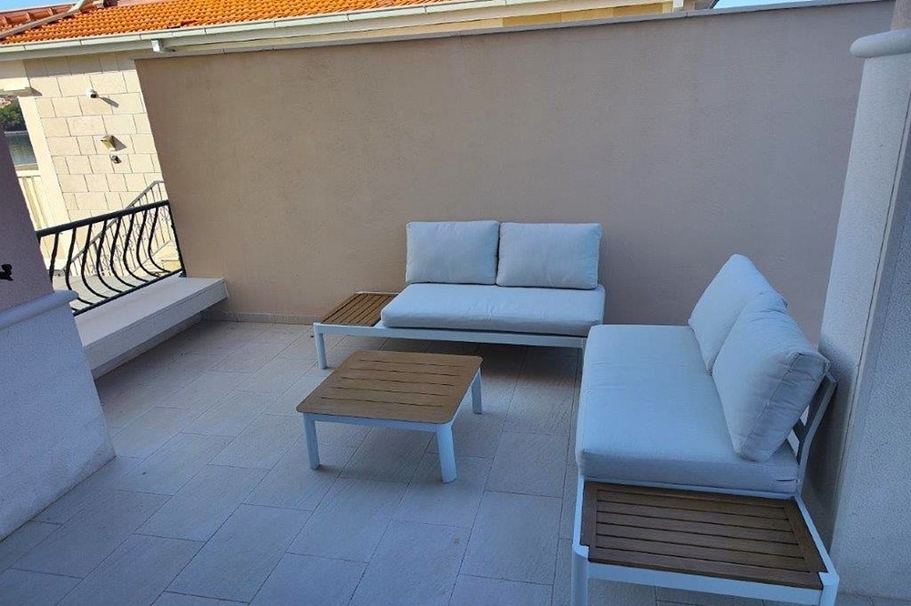 Terrasse mit Lounge-Möbeln und Sitzbereich