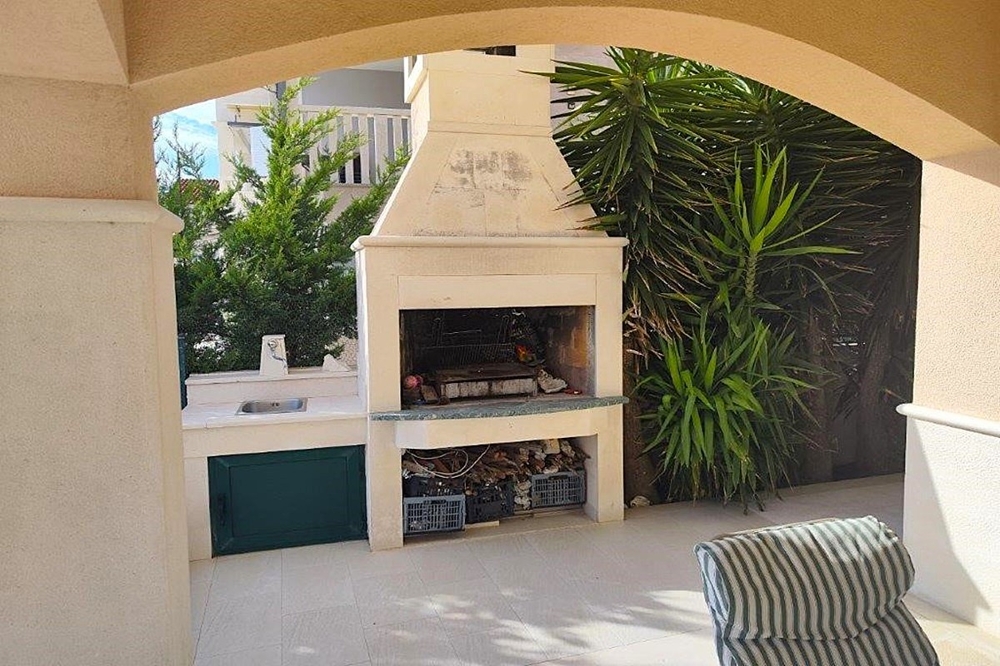 Überdachte Terrasse mit Grillkamin und Außenküche