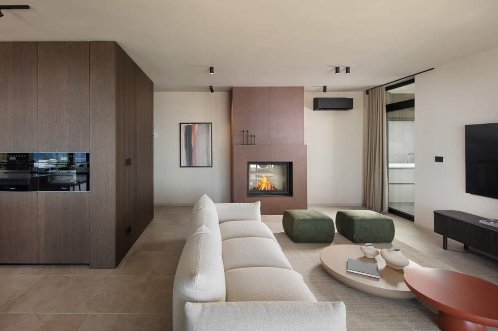 Moderner Wohnraum mit Kamin und hochwertiger Ausstattung