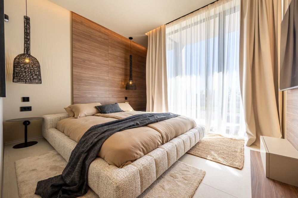 Modernes Schlafzimmer mit Holzverkleidung