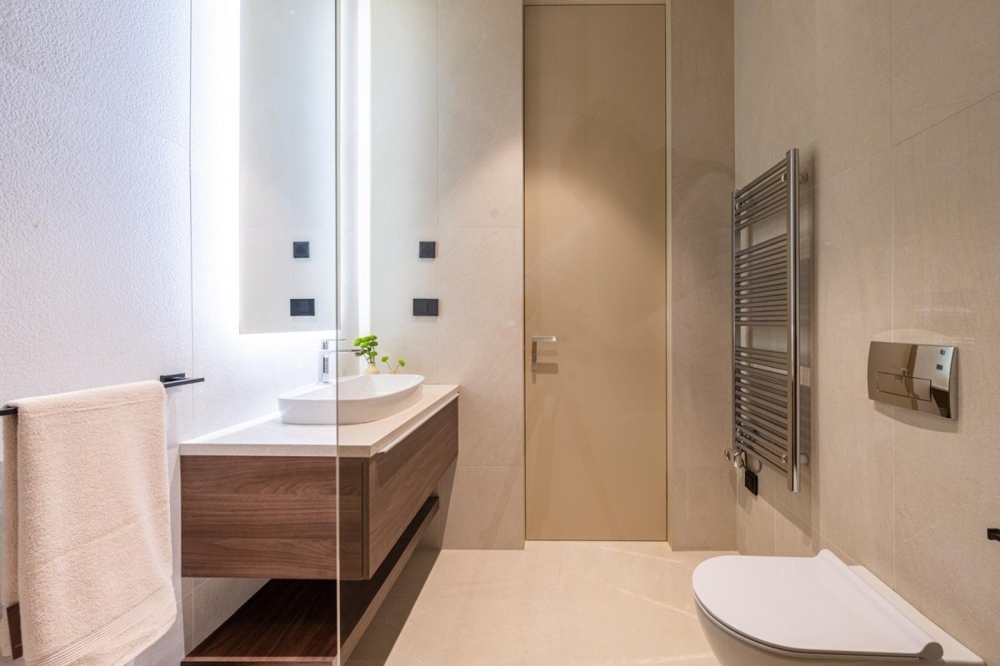 Helles Badezimmer mit Waschbecken und Handtuchheizkörper