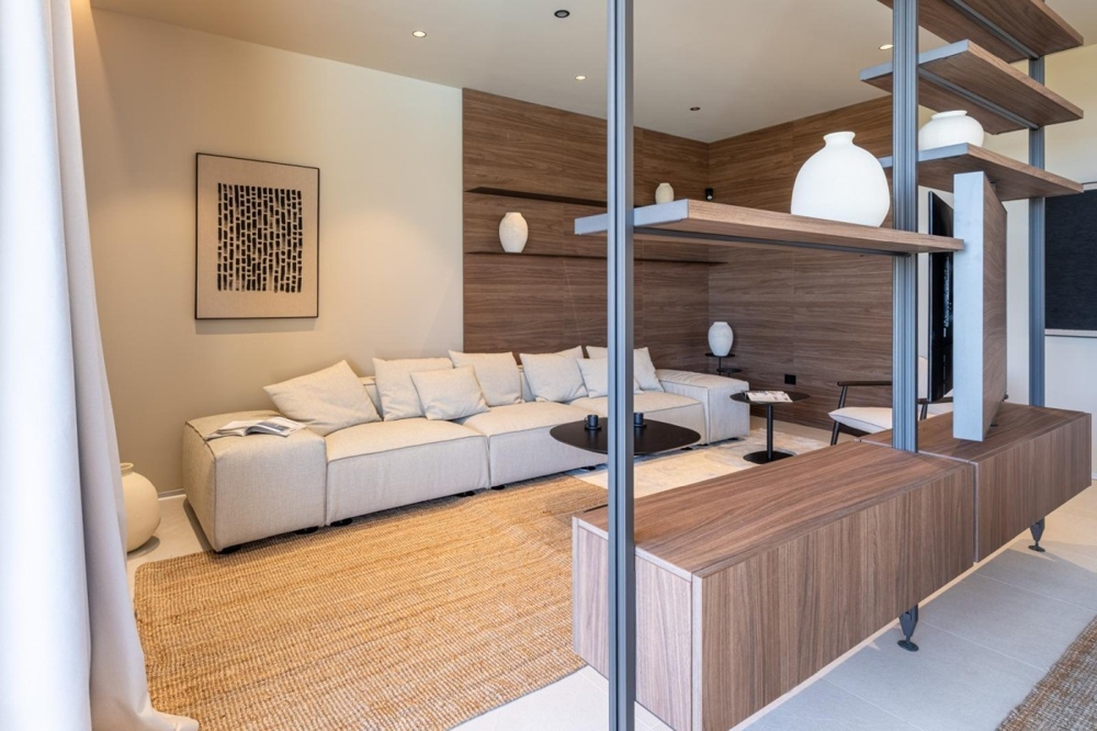 Offener Wohnbereich mit Designmöbeln und Holzdetails