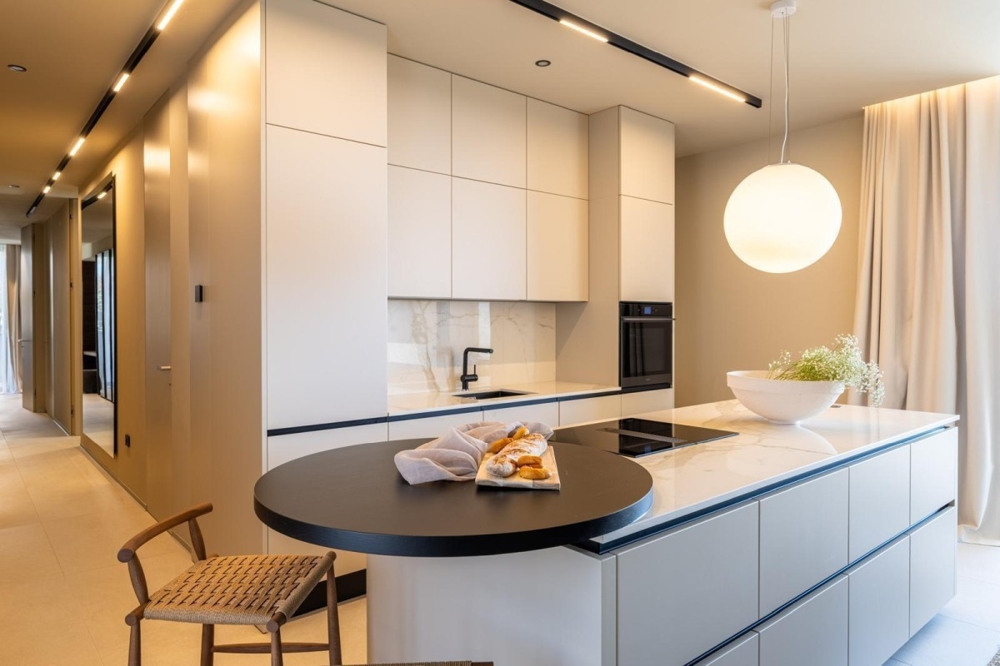 Hochwertige Einbauküche mit Kochinsel