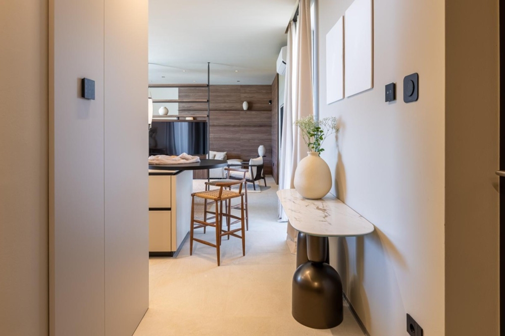 Flur mit stilvoller Einrichtung und Zugang zum Wohnbereich