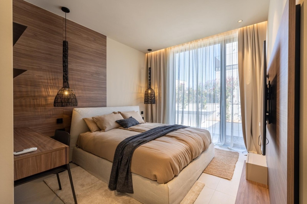 Schlafzimmer mit großen Fensterflächen und Vorhängen