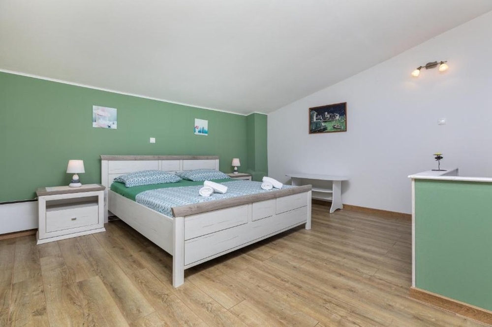 Schlafzimmer mit Doppelbett und hellem Holzdesign