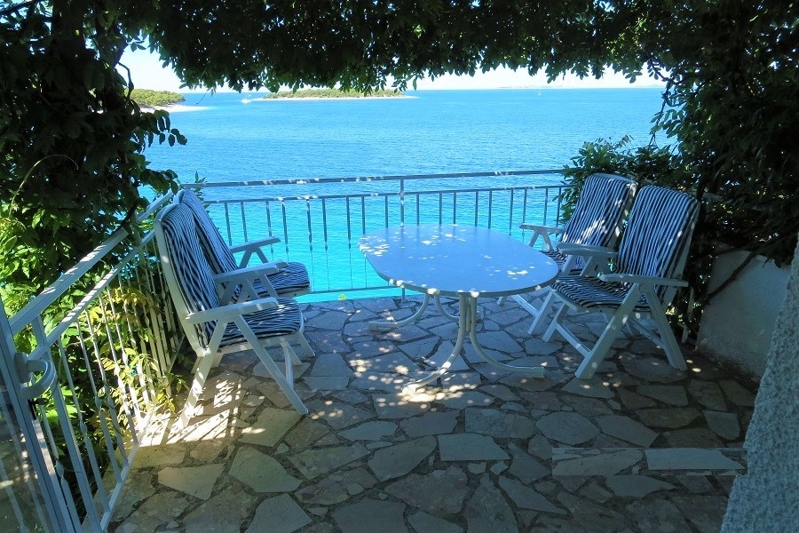 Terrasse mit Panoramablick auf das Meer und vorgelagerte Inseln