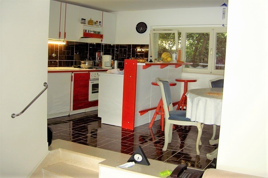 Küche mit Essbereich und Bar in funktionaler Gestaltung