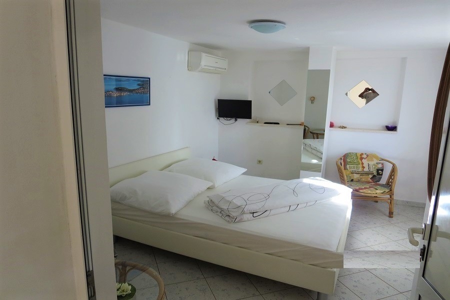 Schlafzimmer mit Doppelbett, Klimaanlage und heller Ausstattung