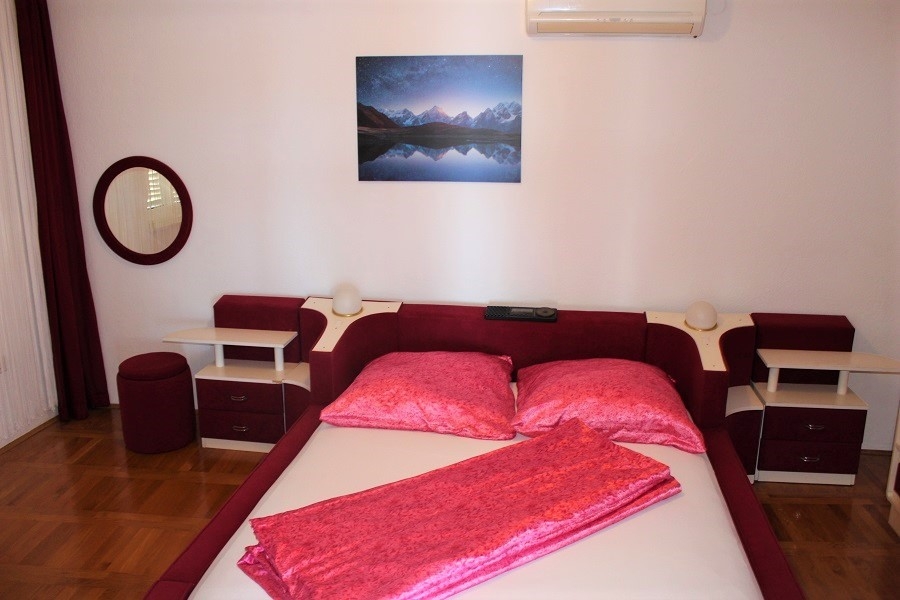 Schlafzimmer mit Doppelbett und moderner Einrichtung