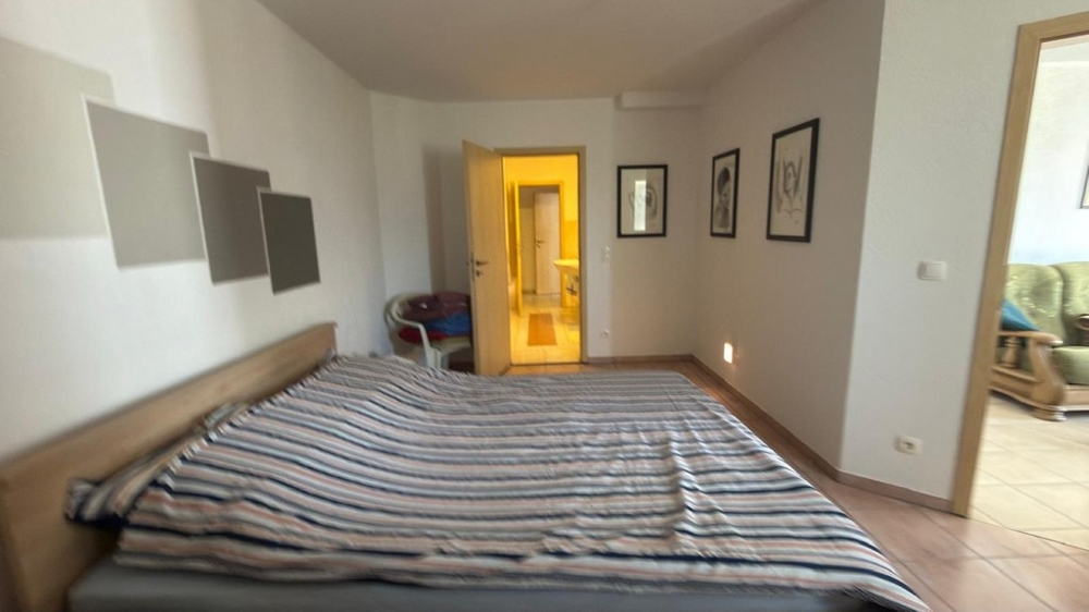 Schlafzimmer mit Blick Richtung Badezimmer