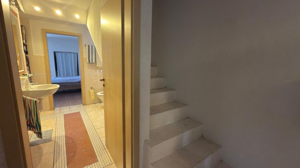 Flur mit Zugang zu Badezimmer und Treppe