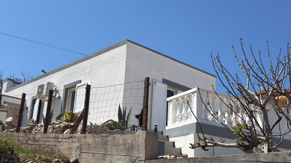 Hausansicht mit Terrasse und Außenbereich