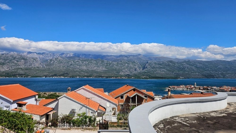 Panoramablick auf Meer, Velebit-Gebirge und Vinjerac
