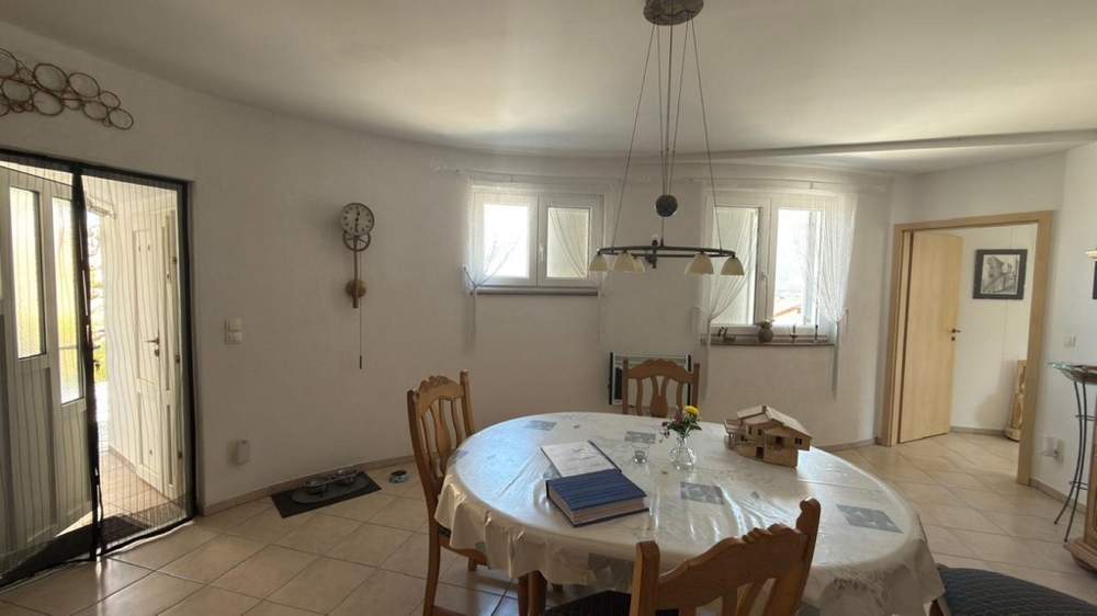 Essbereich mit Zugang zum Außenbereich