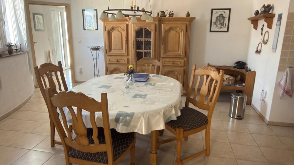 Esszimmer mit Holzmöbeln und offener Raumgestaltung