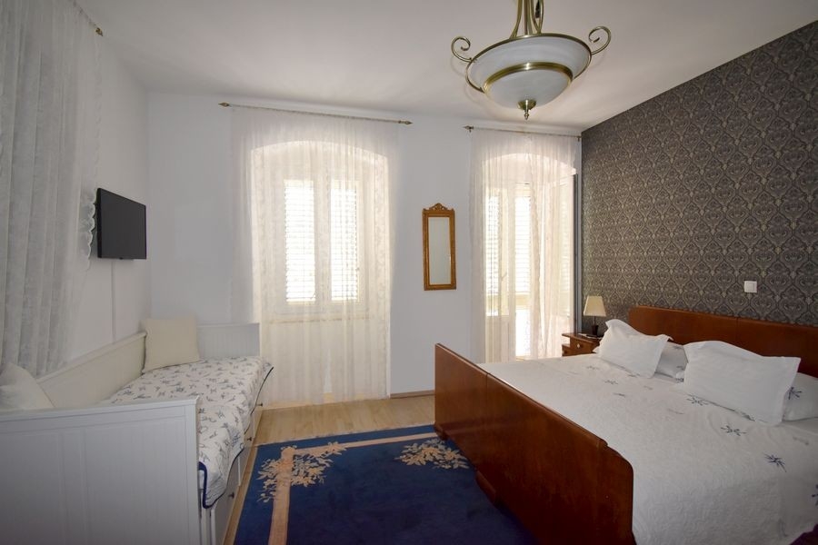 Schlafzimmer mit Doppelbett und Balkonzugang