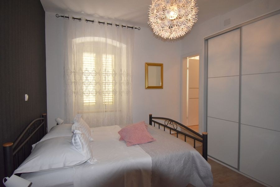 Schlafzimmer mit Einbauschrank