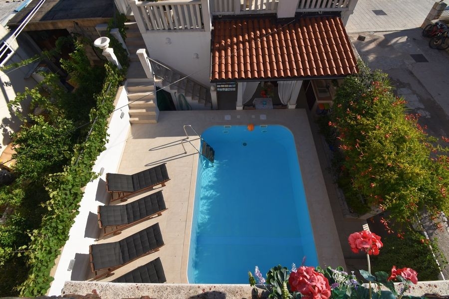 Swimmingpool mit Sonnenterrasse - Haus H3917 in Kroatien.