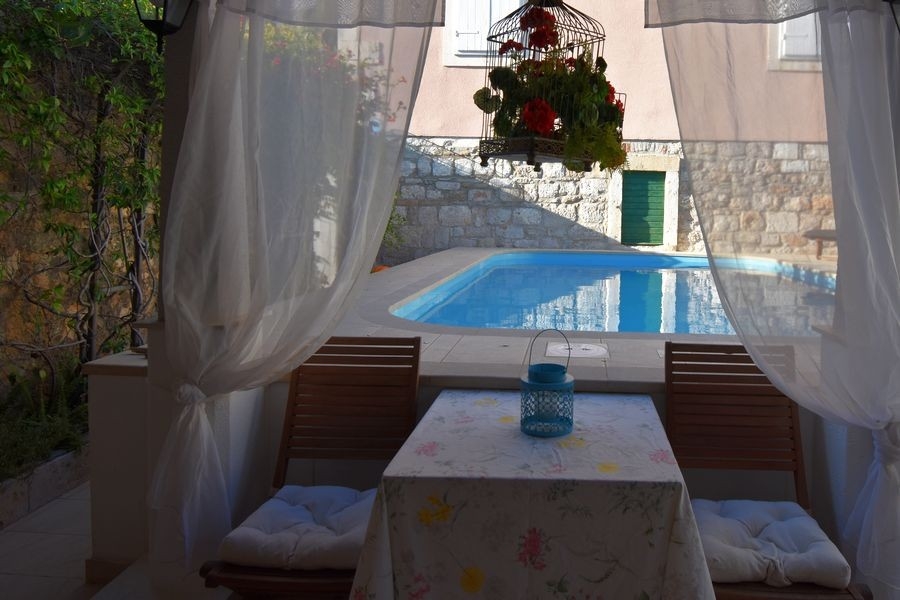 Überdachter Essbereich am Pool