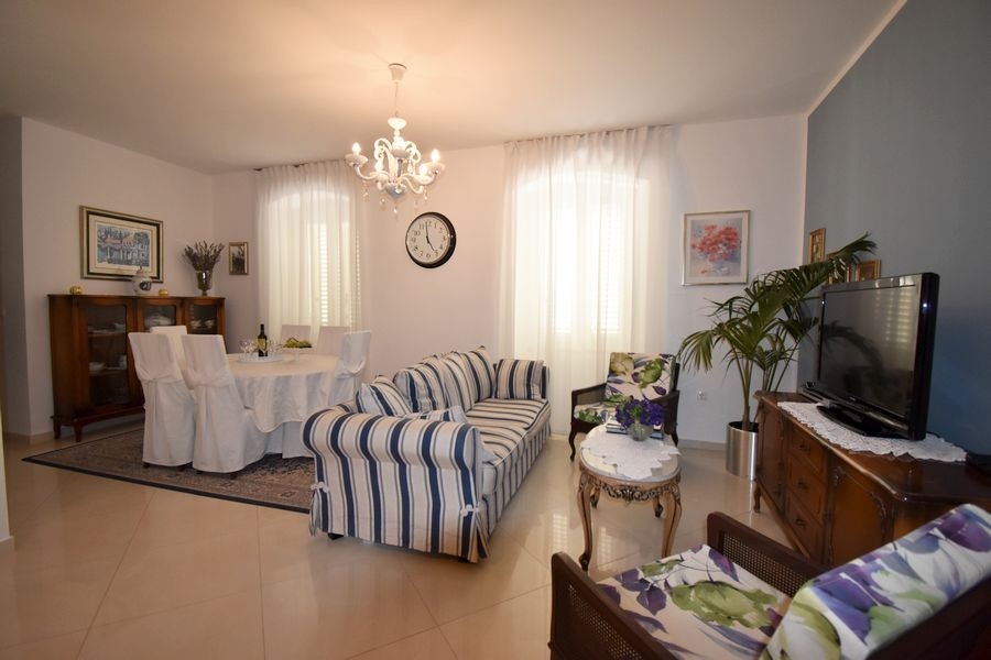 Wohnzimmer mit Sofa und klassischer Einrichtung