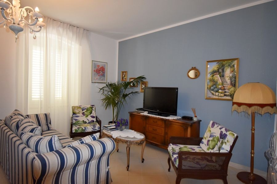 Wohnbereich mit TV und Sitzmöbeln