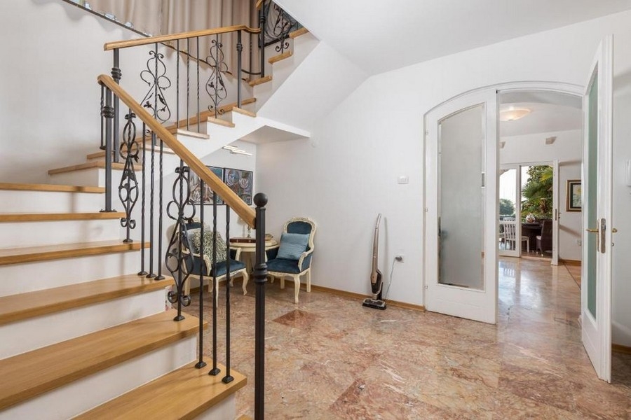 Eingangsbereich mit Treppe und Marmorboden