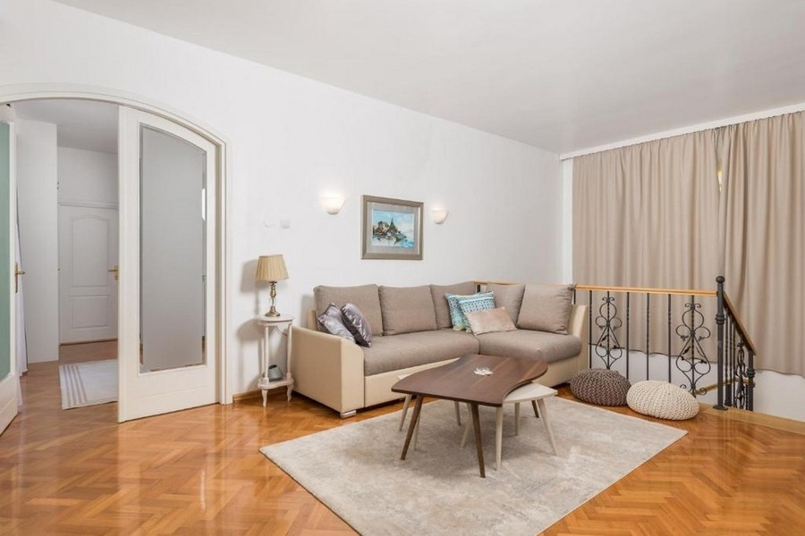 Wohnbereich im Obergeschoss mit Sofa und Parkettboden