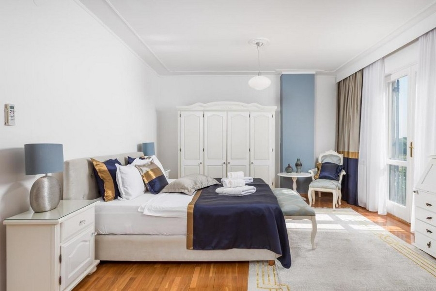 Schlafzimmer mit Doppelbett und Balkonzugang