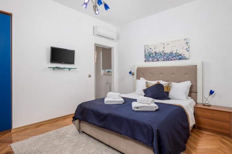 Schlafzimmer mit Doppelbett und Klimaanlage