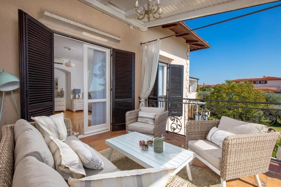 Terrasse mit Sitzbereich und Blick ins Grüne