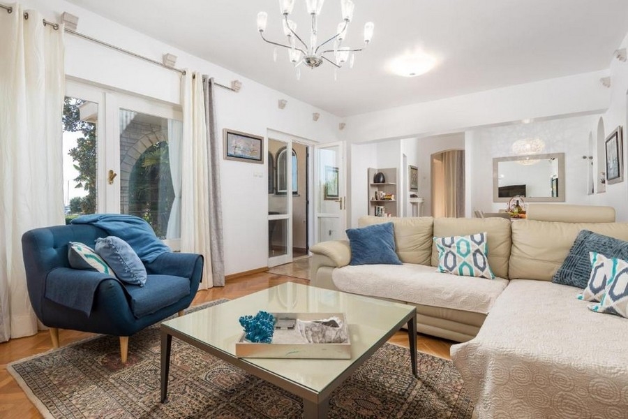 Helles Wohnzimmer mit Zugang zur Terrasse