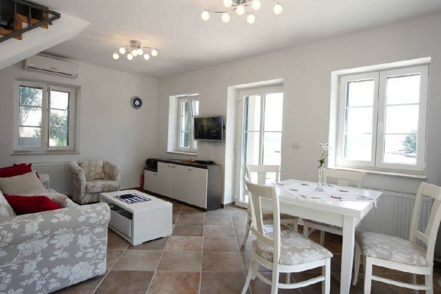 Wohnzimmer mit Meerblick und Zugang zur Terrasse