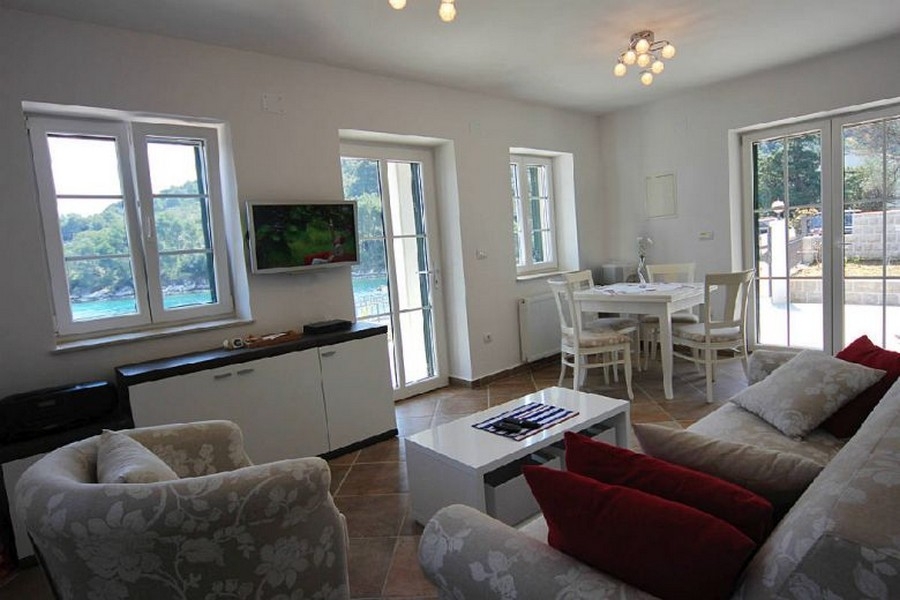 Heller Wohnbereich mit großen Fenstern und Meerblick