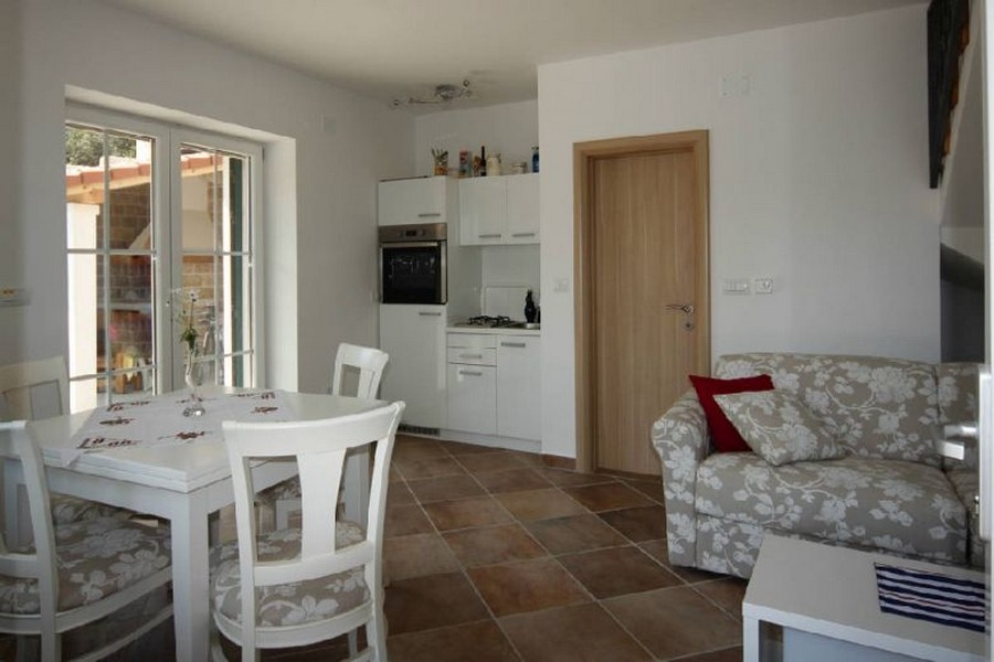 Offener Wohnraum mit Küche und Sitzbereich