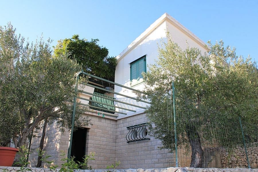 Haus in ruhiger Lage am Meer bei Rogoznica, Kroatien.