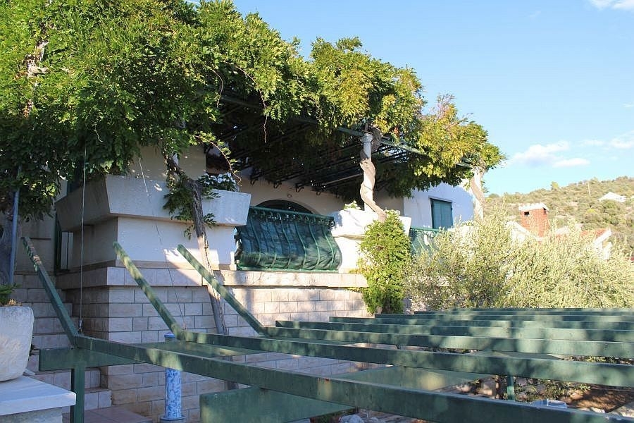 Überdachte Terrasse mit mediterraner Bepflanzung