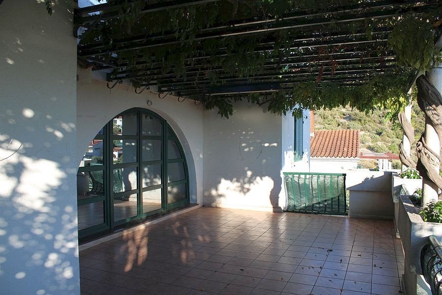 Großzügige Terrasse mit Pergola und Rundbogenfenstern
