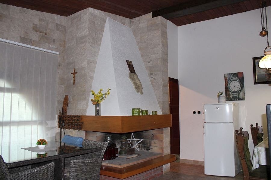 Kamin im Wohnraum mit Natursteinverkleidung