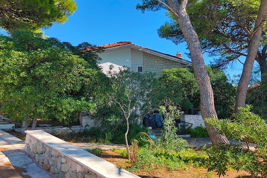 Haus in erster Reihe zum Meer mit Garten und Pinienbestand