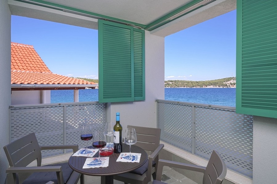 Terrasse mit Meerblick der Immobilie H3922 bei Sibenik in Kroaiten.