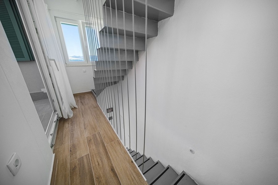 Treppenaufgang im Haus mit modernem Design