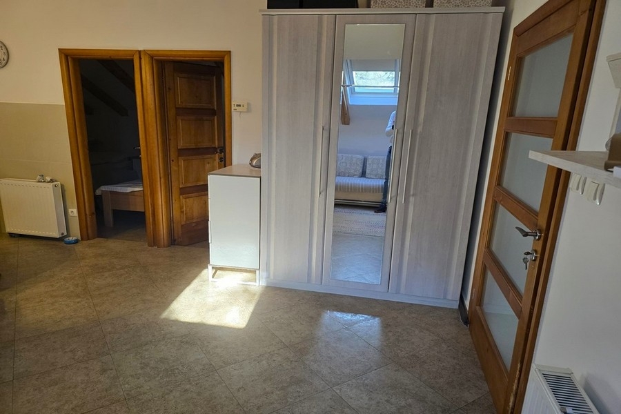 Schlafzimmer mit Dachschrägen und Einbauschrank