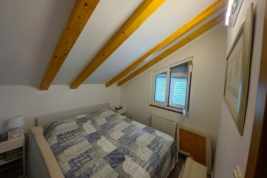 Schlafzimmer mit Doppelbett im Dachgeschoss