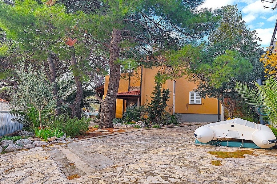 Auffahrt mit Garten und Boot im Außenbereich