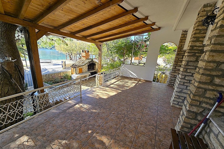 Überdachte Terrasse mit Blick auf das Meer