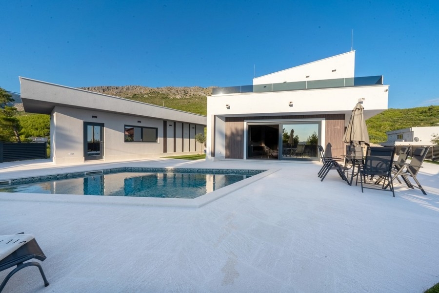 Moderne Luxusvilla mit Pool bei Split in Kroatien - Objekt H3925.