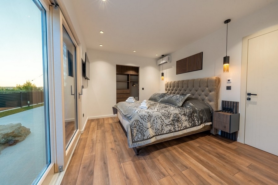 Schlafzimmer mit Terrassenzugang und Blick ins Grüne
