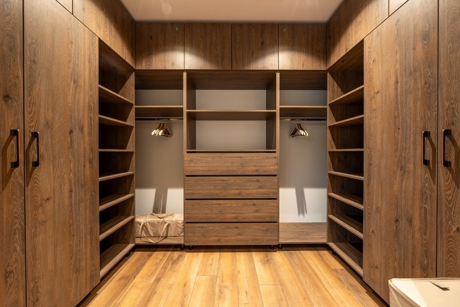 Begehbarer Kleiderschrank mit Einbauschränken